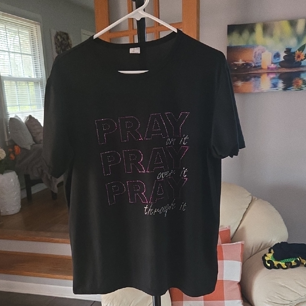 Black Graphic T-Shirt with Pink Accents Size 1X💜  PRE LOVED